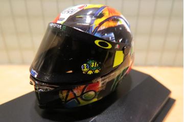 Afbeelding van Valentino Rossi  AGV helmet 2019 winter test 1:8 399190066