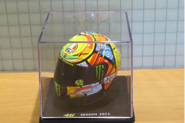Afbeelding van Valentino Rossi AGV helmet 2011 1:5