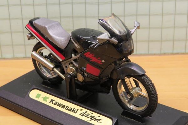 Picture of Kawasaki Ninja 600R 1:18 Motormax los