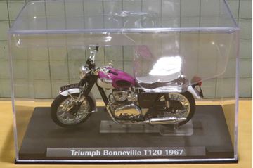 Afbeelding van Triumph T120 Bonneville  1967 1:24 rz/wt