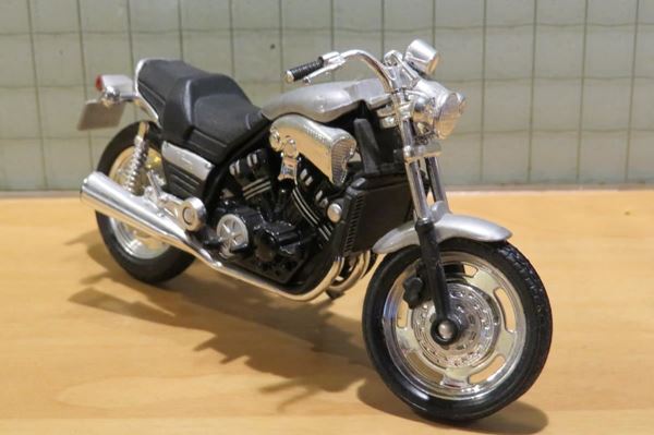 Picture of Yamaha V-Max zilver 1:18 los