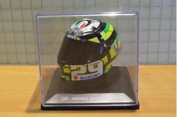 Afbeelding van Andrea Iannone AGV helmet 2017 1:5