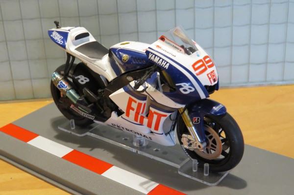 Picture of Jorge Lorenzo Yamaha YZR-M1 2010 1:18