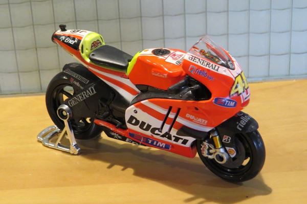 Picture of Valentino Rossi Ducati Desmosedici 2011 1:18