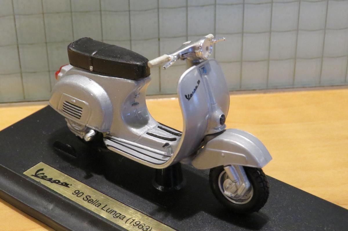 OPO 10 - Colección Scooter en Miniatura 1/18 Compatible con Piaggio Vespa 125 Nuova Gris Oscuro - 1965 - Ves0023