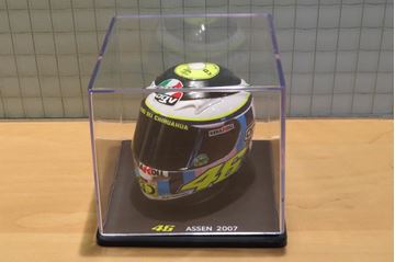 Afbeelding van Valentino Rossi  AGV helmet 2007 Assen 1:5