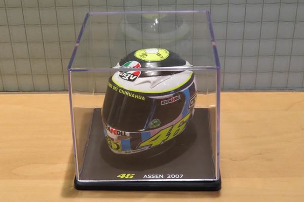 Picture of Valentino Rossi  AGV helmet 2007 Assen 1:5