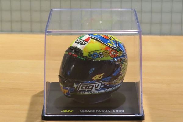 Picture of Valentino Rossi  AGV  helmet 1999 Brazilie 1:5