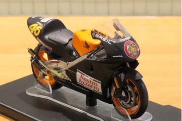 Afbeelding van Valentino Rossi Honda NSR500 Valencia test 2000 1:18