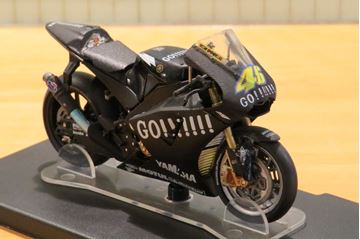 Afbeelding van Valentino Rossi Yamaha YZR -M1 2004 Test Phillip Island 1:18