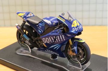 Afbeelding van Valentino Rossi Yamaha YZR -M1 2004 1:18