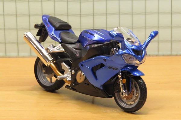 Picture of Kawasaki ZX-10R blw. 1:18 Bburago