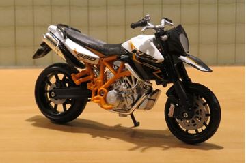 Afbeelding van KTM 990 Supermoto R 1:18 Bburago