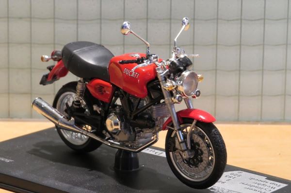 Picture of Ducati GT1000 red 1:18 Solido