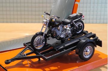 Afbeelding van Harley Davidson FXDL Dyna Low Rider + trailer  1:18