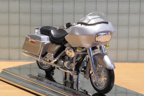 Picture of Harley Davidson FLTR Road Glide 2002 1:18 (n130)