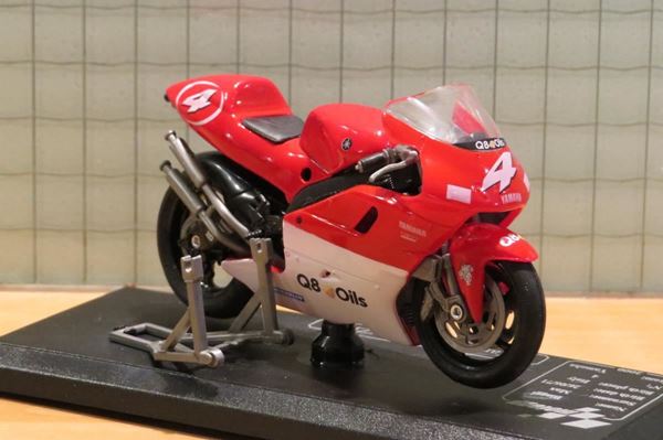 Picture of Max Biaggi Yamaha YZR500 2000 1:18 diecast