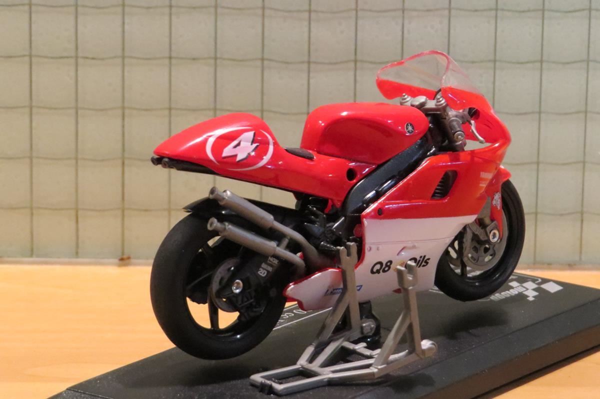 Moto 1:24 Yamaha YZR500 Max Biaggi 2001 + socle et plexi rouge modele reduit - Modélisme