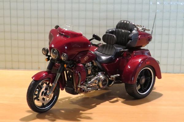 Picture of Harley Davidson CVO Tri Glide Ultra 1:12 32337