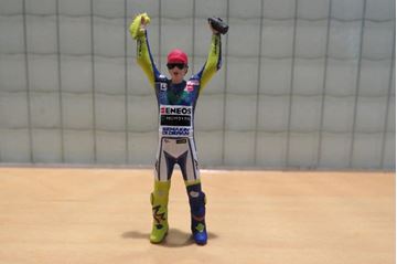 Afbeelding van Valentino Rossi figurine podium 2014 1:43