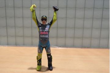 Afbeelding van Valentino Rossi figurine petronas 2021 1:43