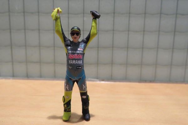 Picture of Valentino Rossi figurine petronas 2021 1:43