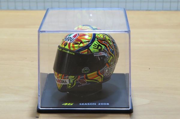 Picture of Valentino Rossi  AGV helmet 2008 1:5