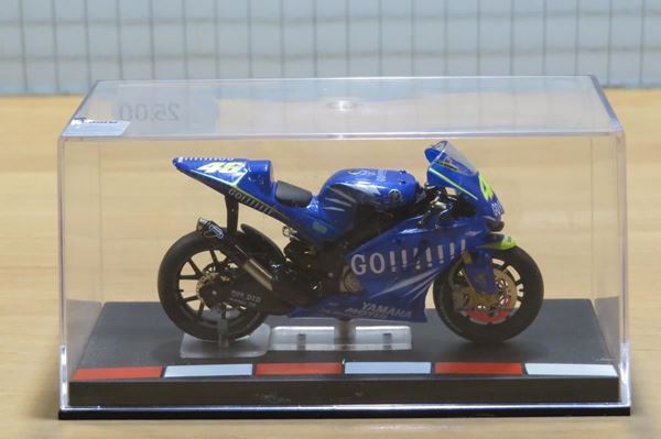Picture of Valentino Rossi Yamaha YZR M1 2004 1:24