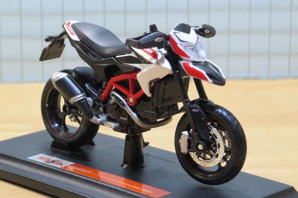 Picture of Ducati Hypermotard SP 2013 1:18 31101 Maisto