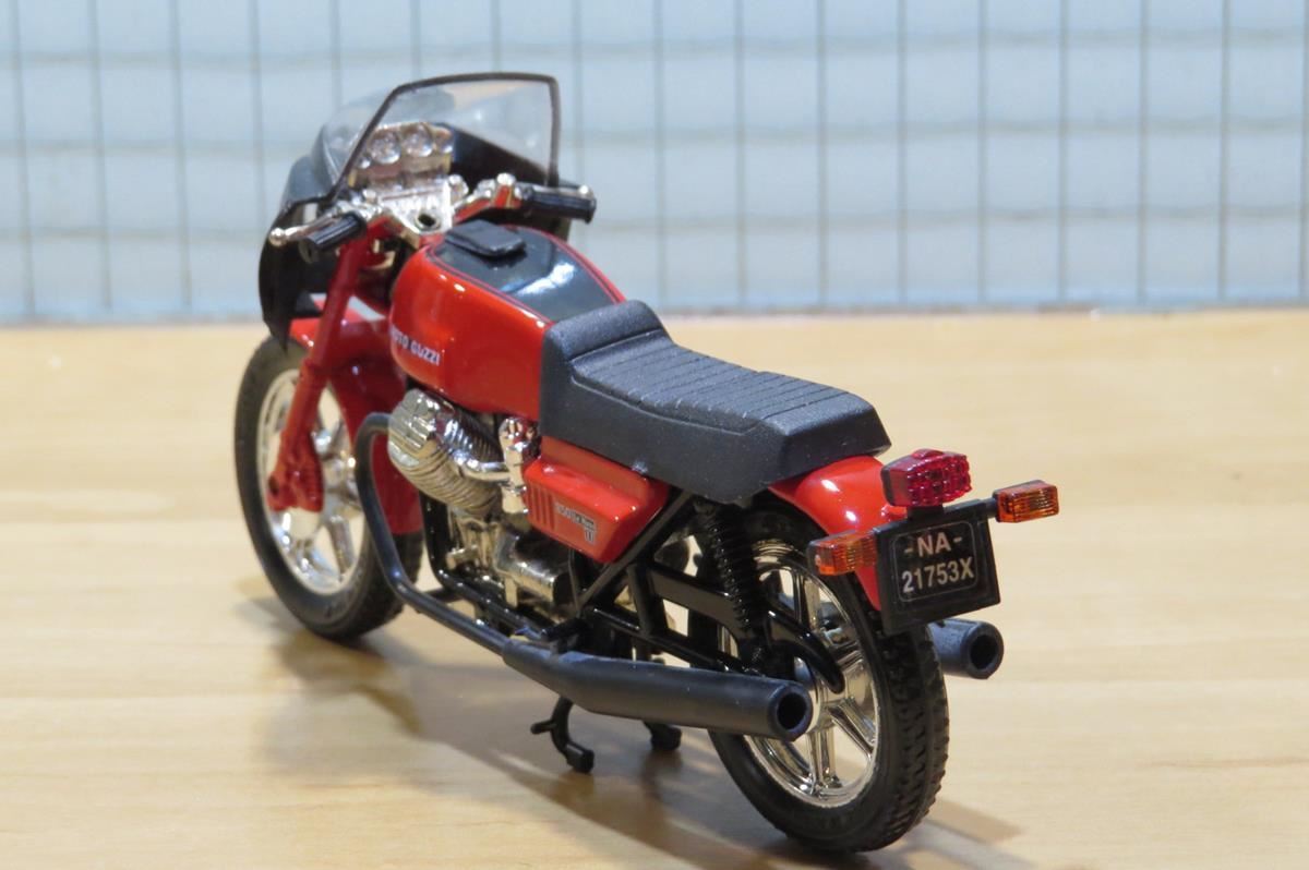 Moto Miniature Moto Guzzi Course Guiloy 1:10 Rouge – Occasion