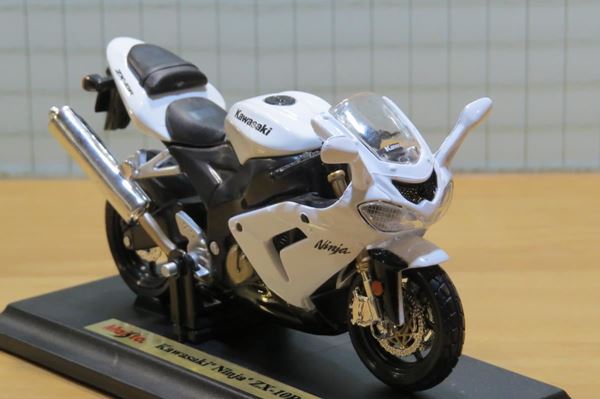 Picture of Kawasaki ZX-10R wit 1:18 Maisto