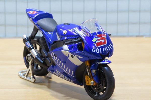 Picture of Colin Edwards Yamaha YZR-M1 2005 1:18 31552