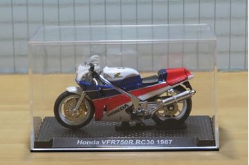 Afbeelding van Honda RC30 VFR750R 1:24