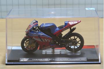 Afbeelding van Marco Melandri Spiderman Yamaha YZR M1 2004 1:24