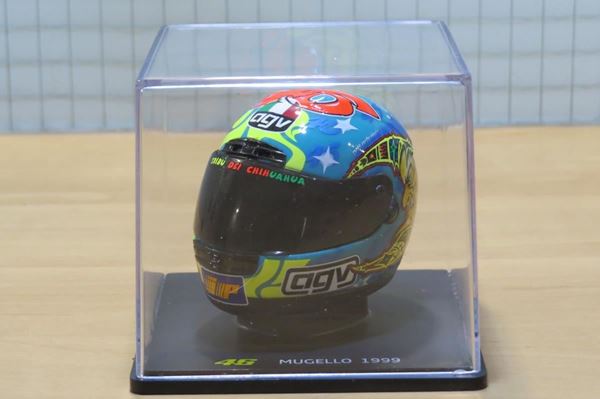 Picture of Valentino Rossi  AGV  helmet 1999 Mugello 1:5
