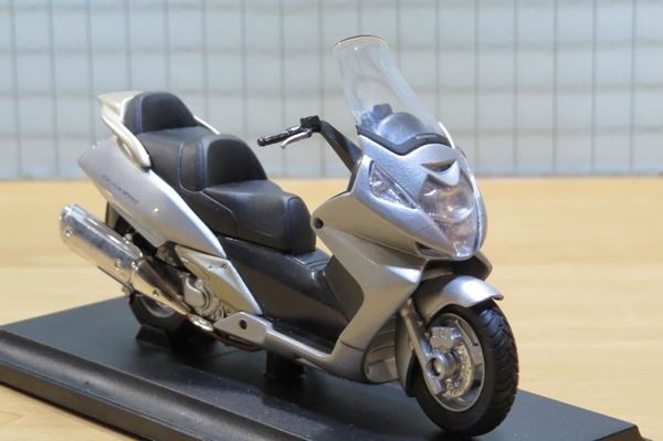 Picture of Honda Silverwing FJS motor scooter 1:18 12165 Welly