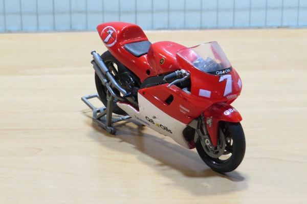 Picture of Carlos Checa Yamaha YZR500 2000 1:18 los