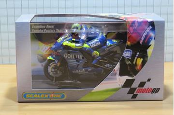 Afbeelding van Valentino Rossi Scalextric Yamaha YZR -M1 2004 1:18