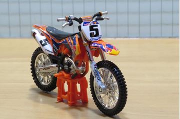 Afbeelding van Ryan Dungey #5 KTM 450 SX-F Red Bull 1:18 Bburago