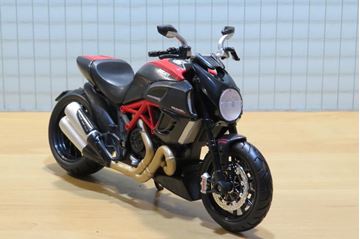 Afbeelding van Ducati Diavel 1:12 31196