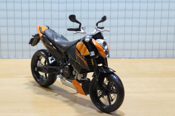 thumbnail image 2 of Maisto KTM 690 Duke Diecast Motorcycle Model - 1/12 Scale Orange & Black 2 of 9