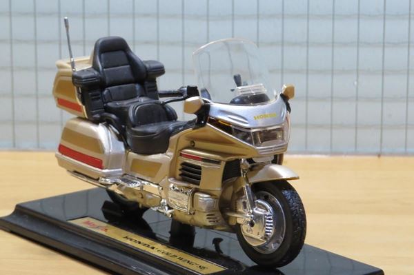 Picture of Honda GL1500  Goldwing goud 1:18 maisto