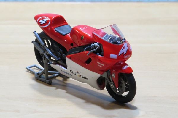 Picture of Max Biaggi Yamaha YZR500 2000 1:18 diecast los