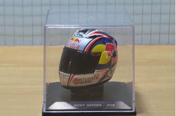 Afbeelding van Nicky Hayden Arai helmet 2006 1:5