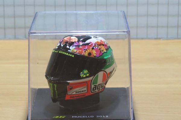 Picture of Valentino Rossi AGV helmet 2012 Mugello 1:5 breuk