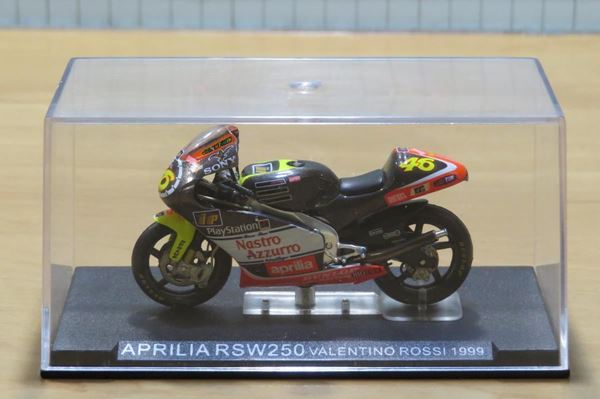 Picture of Valentino Rossi Aprilia RSV250 1999 1:24