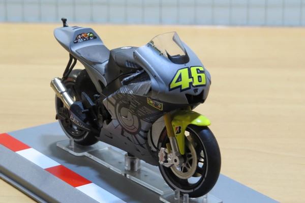 Picture of Valentino Rossi Yamaha YZR-M1 2013 Valencia test 1:18 breuk los