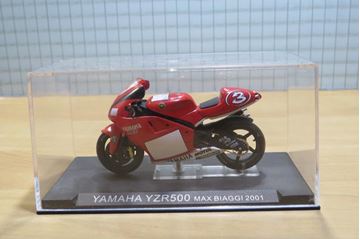 Afbeelding van Max Biaggi Yamaha YZR500 2001 1:24