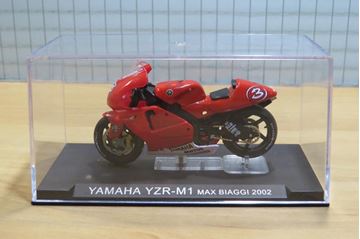 Afbeelding van Max Biaggi Yamaha YZR M1 2002 1:24
