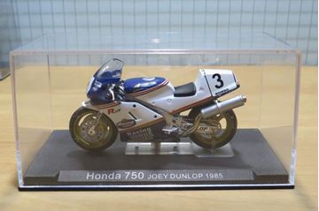 Afbeelding van Joey Dunlop RC45 Honda RVF750 1985 1:24